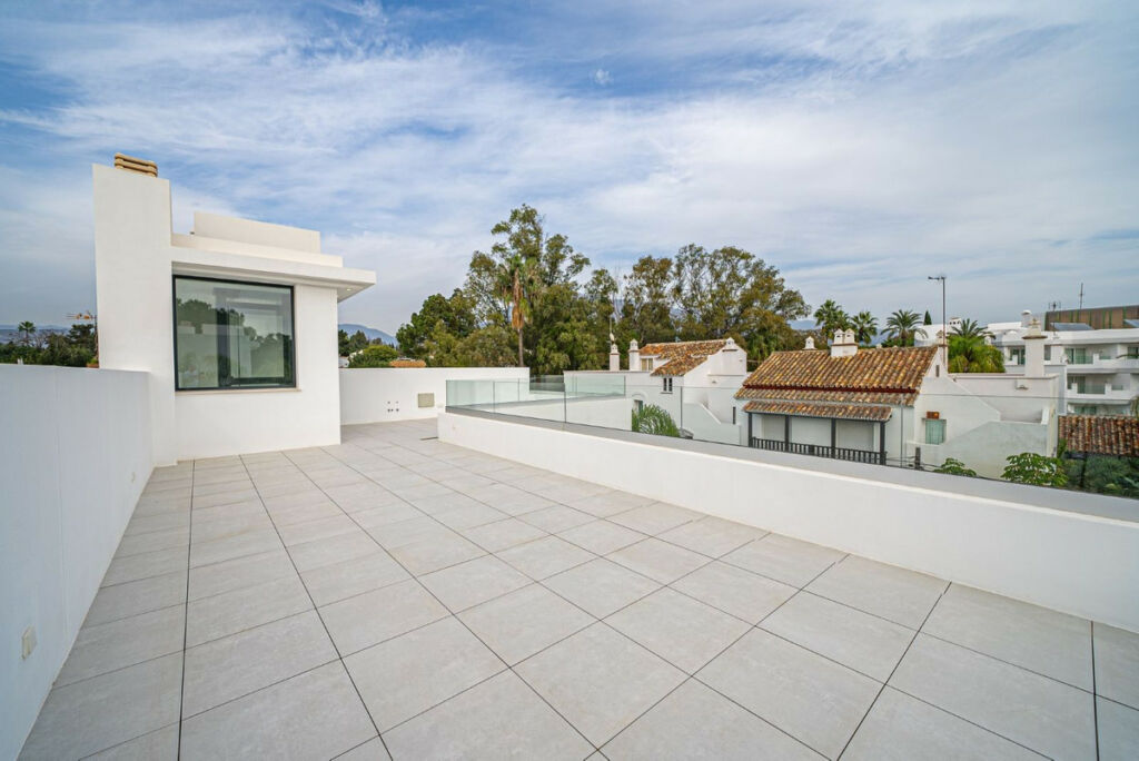 Detached Villa The Golden Mile Málaga - image 23