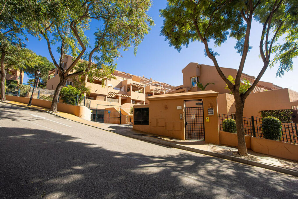 Middle Floor Apartment Elviria Málaga - image 23