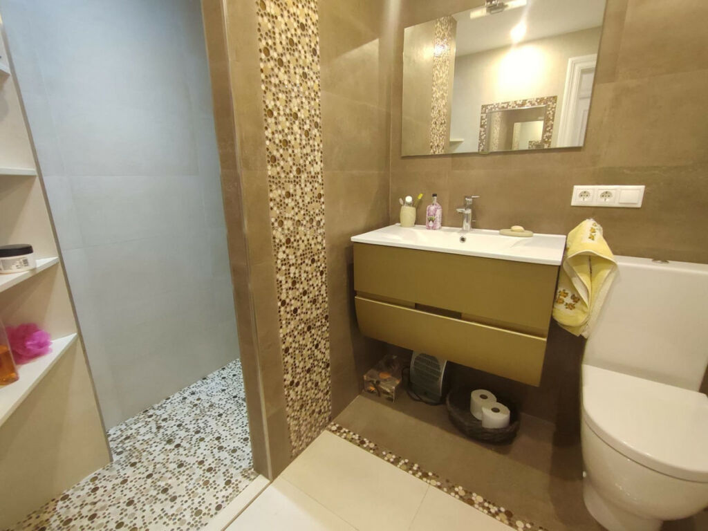 Middle Floor Apartment Torrevieja Alicante - image 28