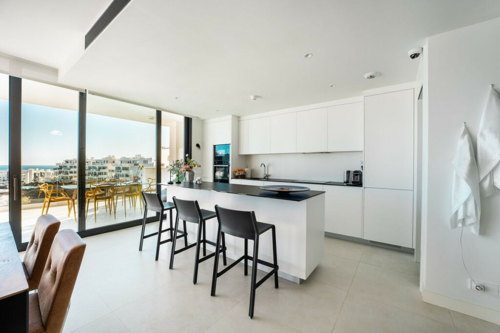 Middle Floor Apartment Fuengirola Málaga - image 3