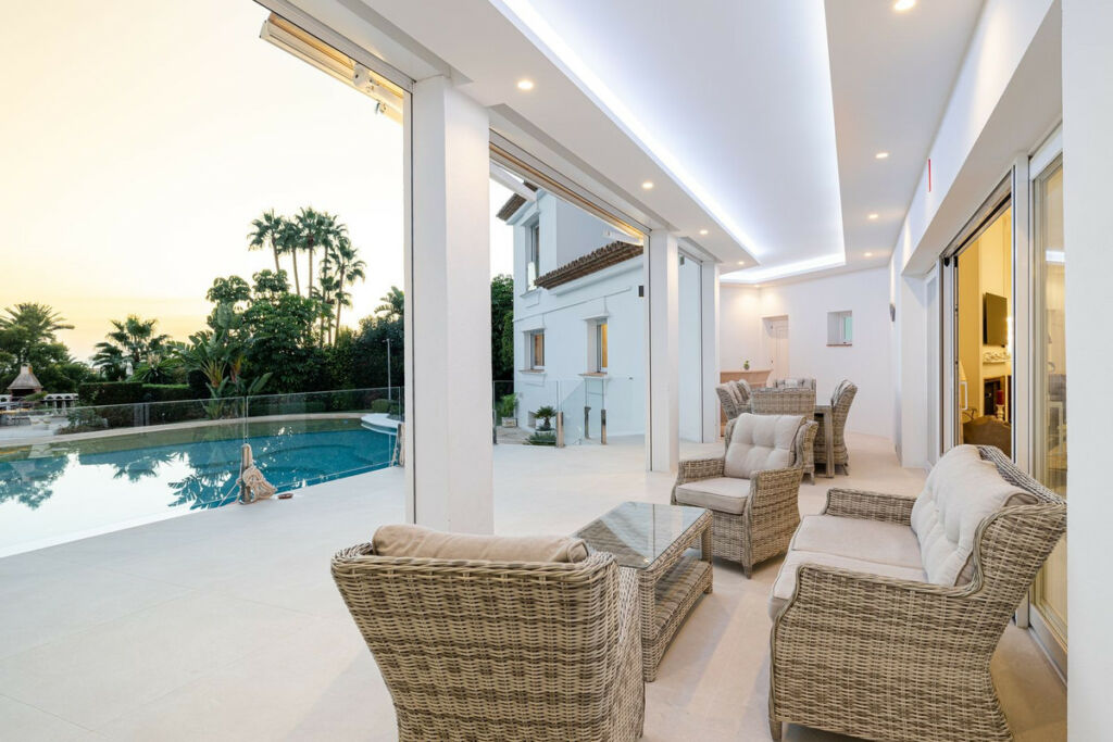 Detached Villa El Paraiso Málaga - image 3