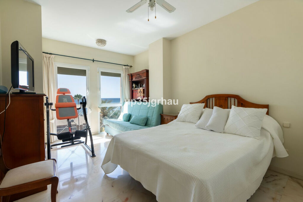 Middle Floor Apartment Estepona Málaga - image 3