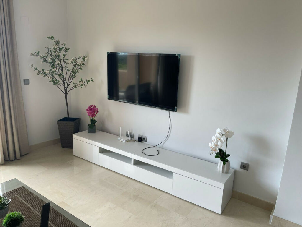 Middle Floor Apartment Estepona Málaga - image 3