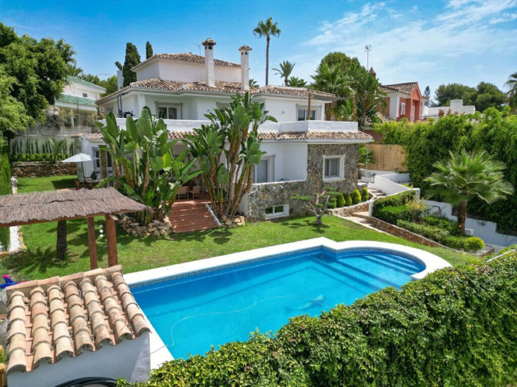 Detached Villa Nueva Andalucía Málaga - image 3