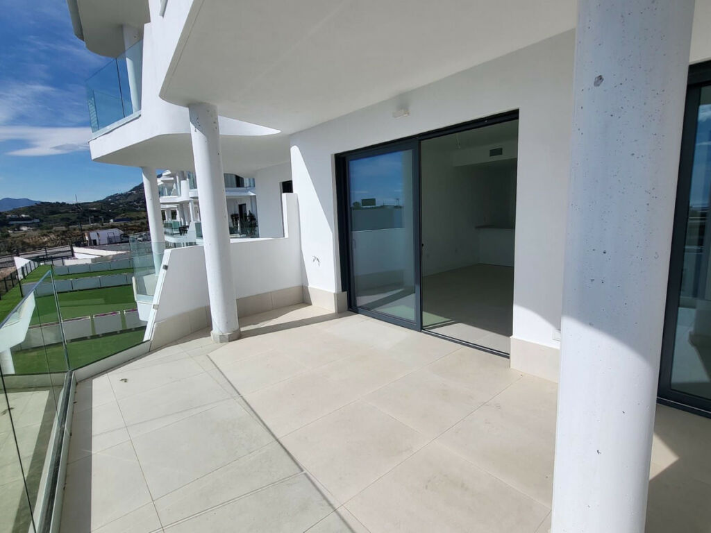 Middle Floor Apartment Fuengirola Málaga - image 3