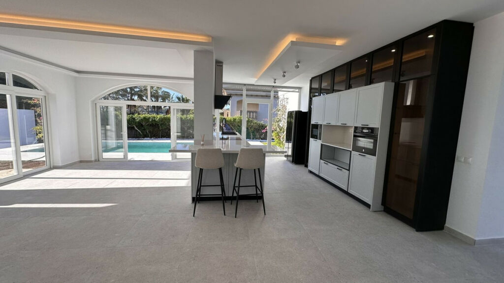 Detached Villa La Duquesa Málaga - image 3