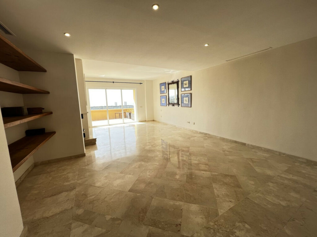 Middle Floor Apartment Elviria Málaga - image 3
