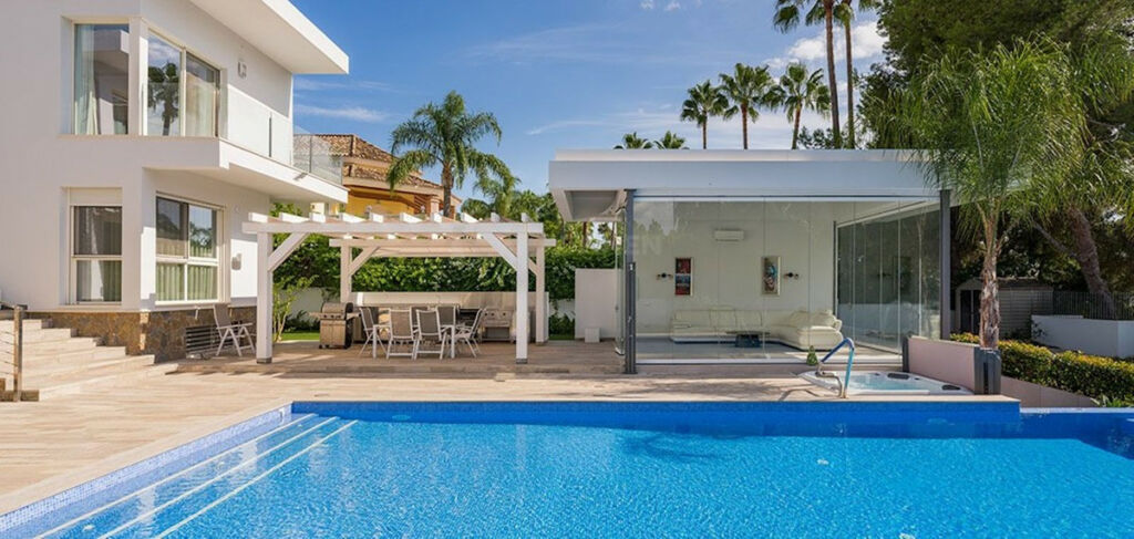 Detached Villa Nueva Andalucía Málaga - image 3