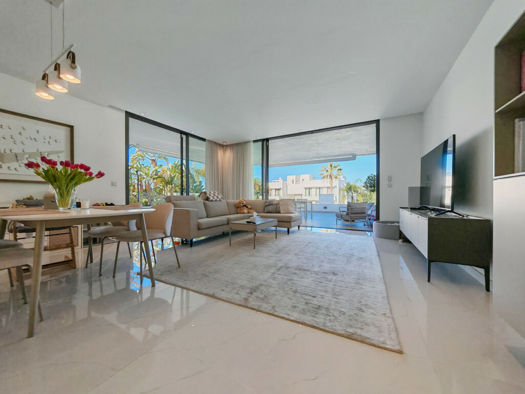 Middle Floor Apartment Estepona Málaga - image 3