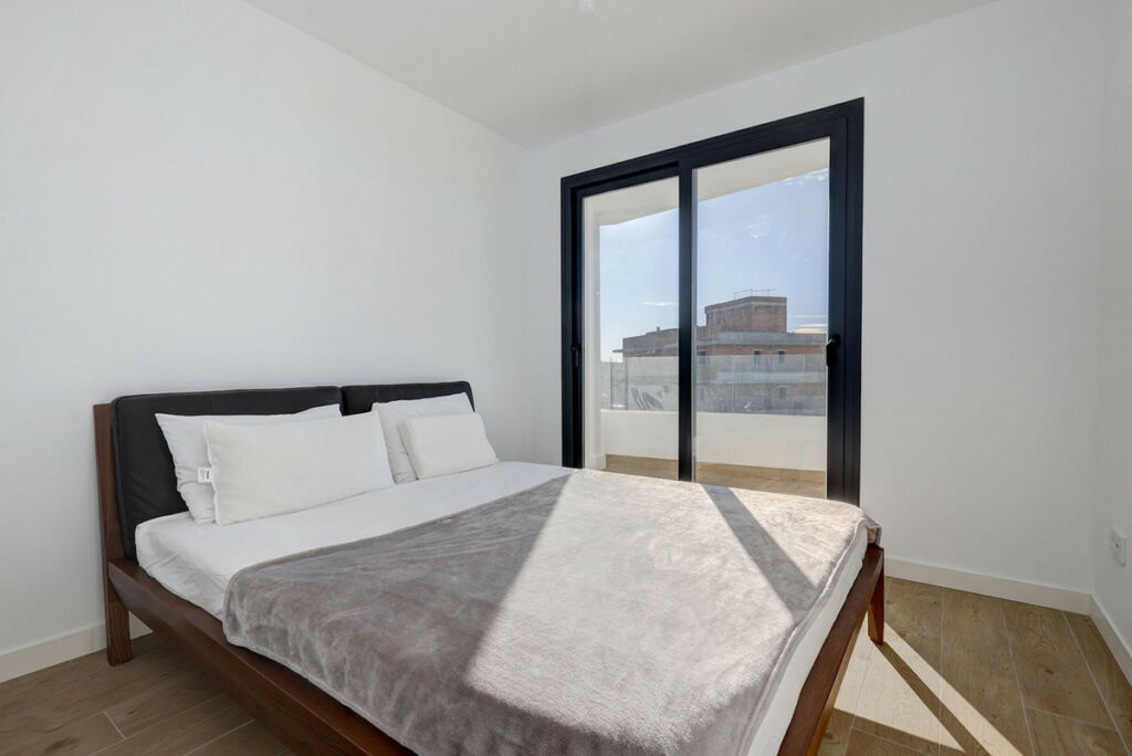 Middle Floor Apartment Estepona Málaga - image 3
