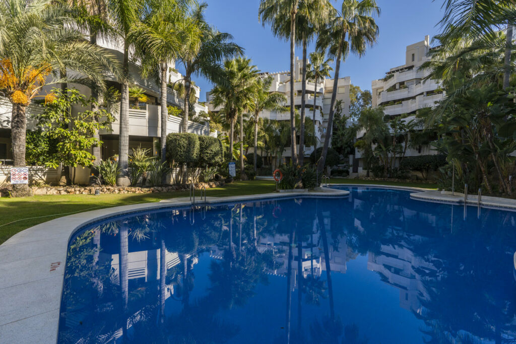 Middle Floor Apartment Nueva Andalucía Málaga - image 3