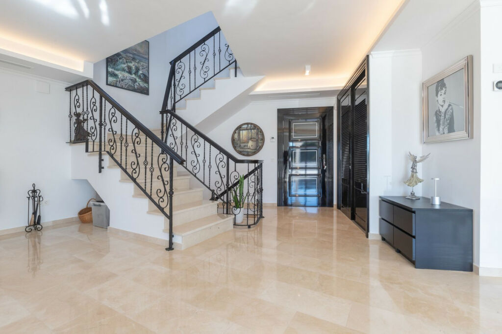 Detached Villa Elviria Málaga - image 5