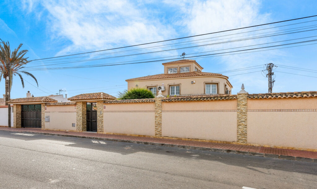 Townhouse Torrevieja Alicante - image 2