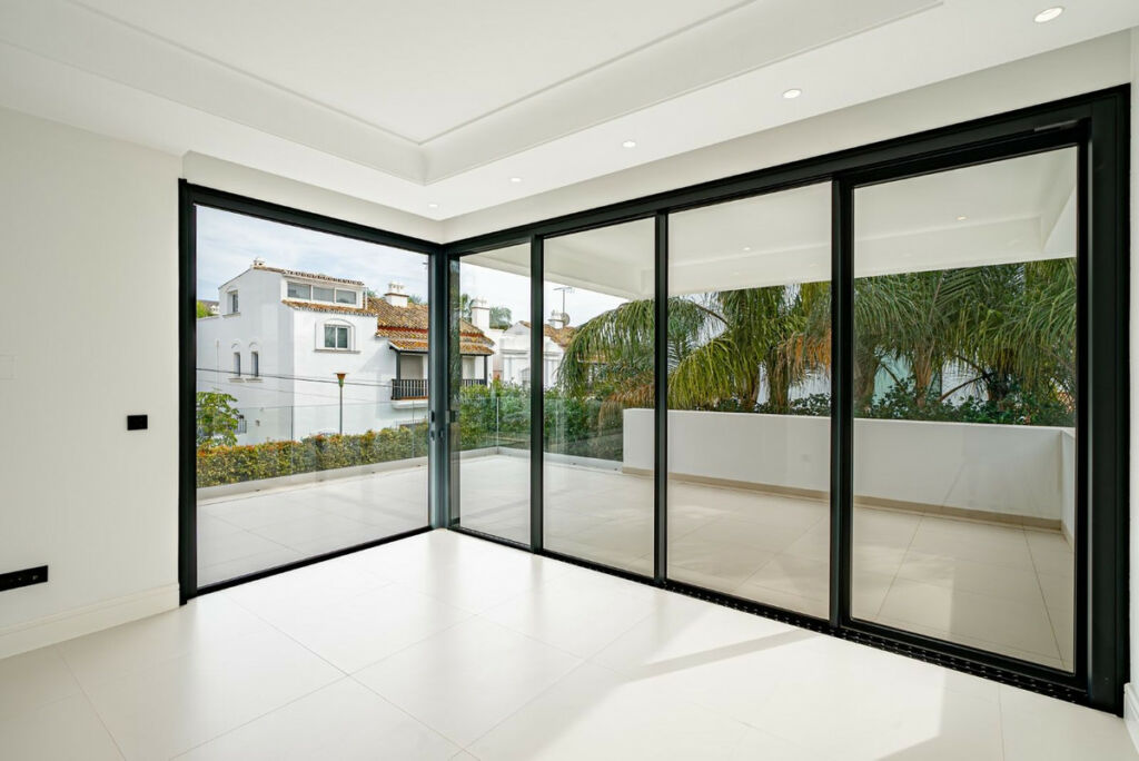 Detached Villa The Golden Mile Málaga - image 3