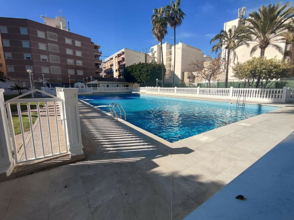 Middle Floor Apartment Torrevieja Alicante - image 3