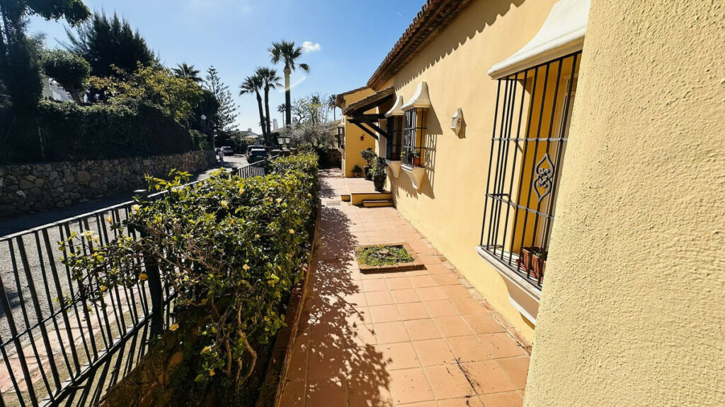 Detached Villa La Duquesa Málaga - image 3