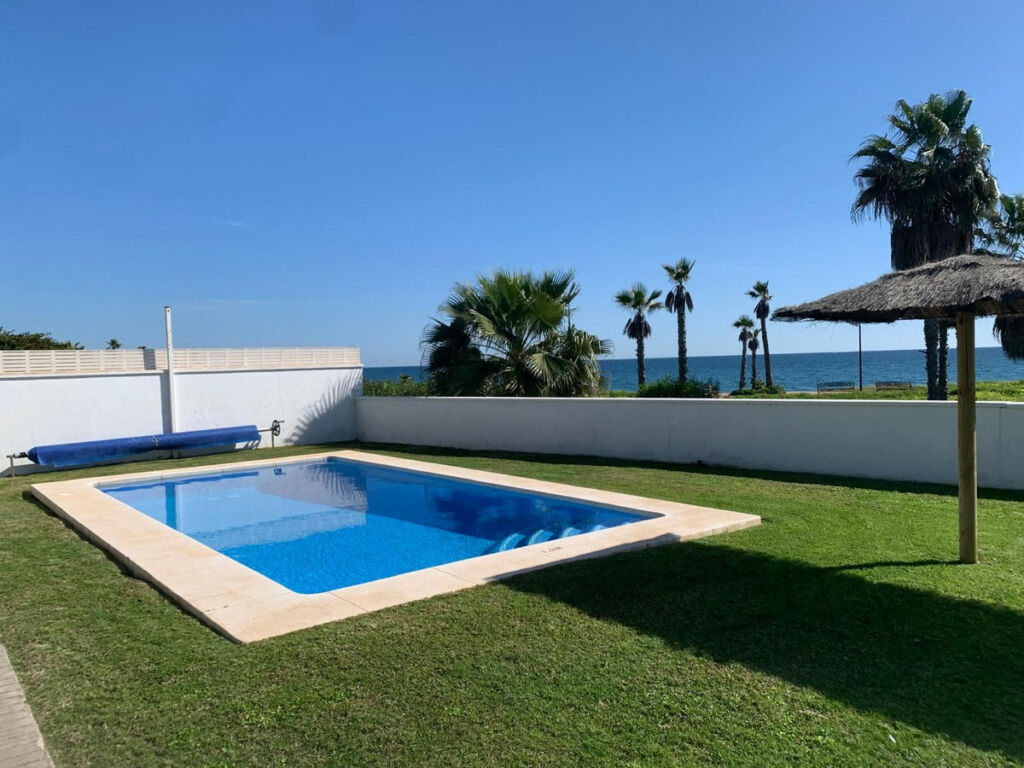 Detached Villa Estepona Málaga - image 3