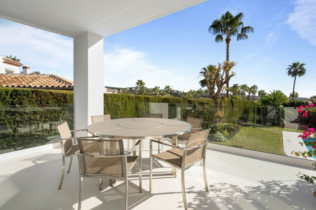 Detached Villa Elviria Málaga - image 3