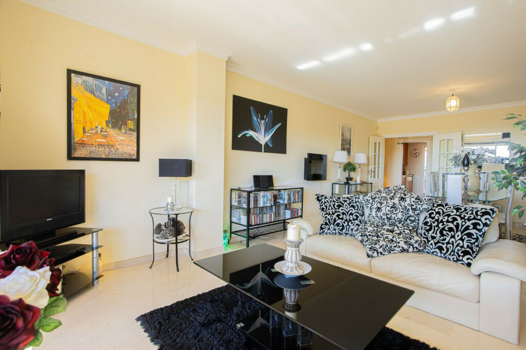 Middle Floor Apartment Elviria Málaga - image 3