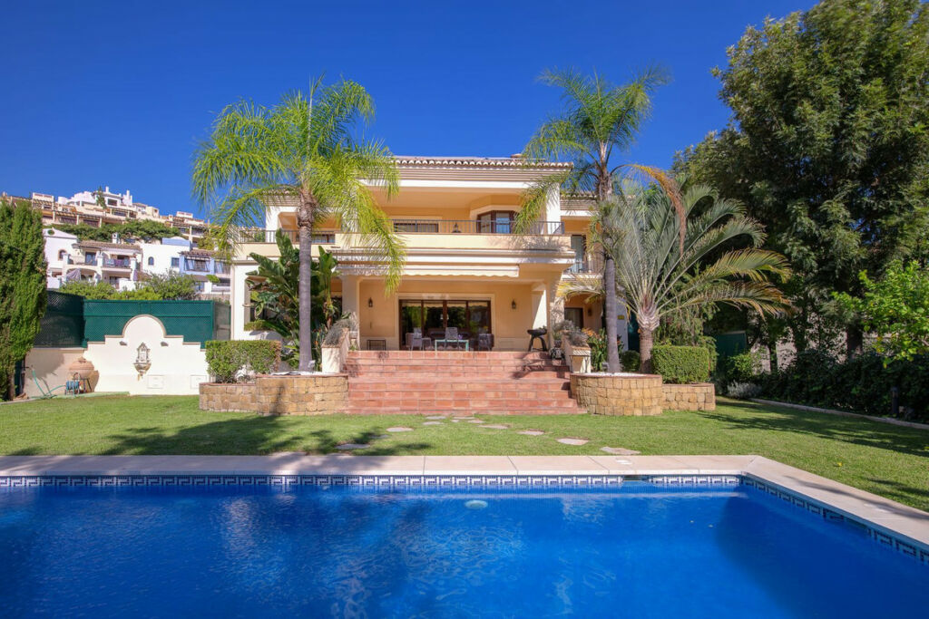 Detached Villa Los Arqueros Málaga - image 4