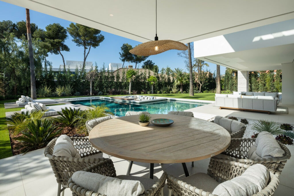 Detached Villa Nueva Andalucía Málaga - image 3