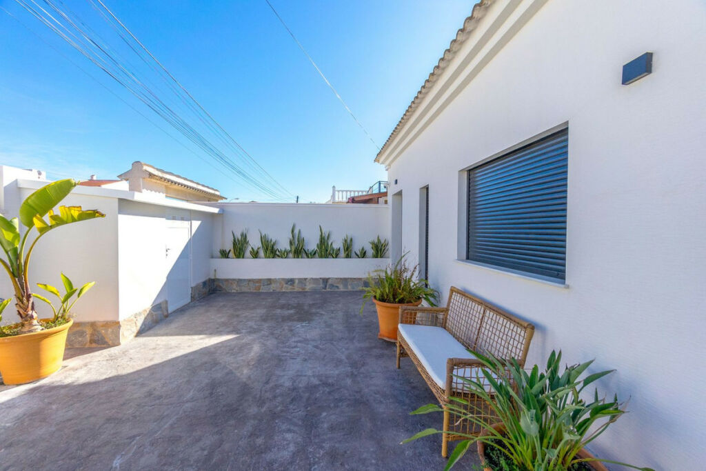 Detached Villa Torrevieja Alicante - image 3