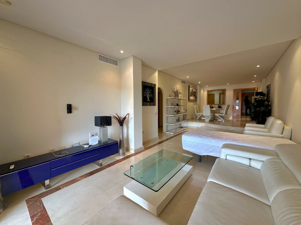 Middle Floor Apartment Puerto Banús Málaga - image 7