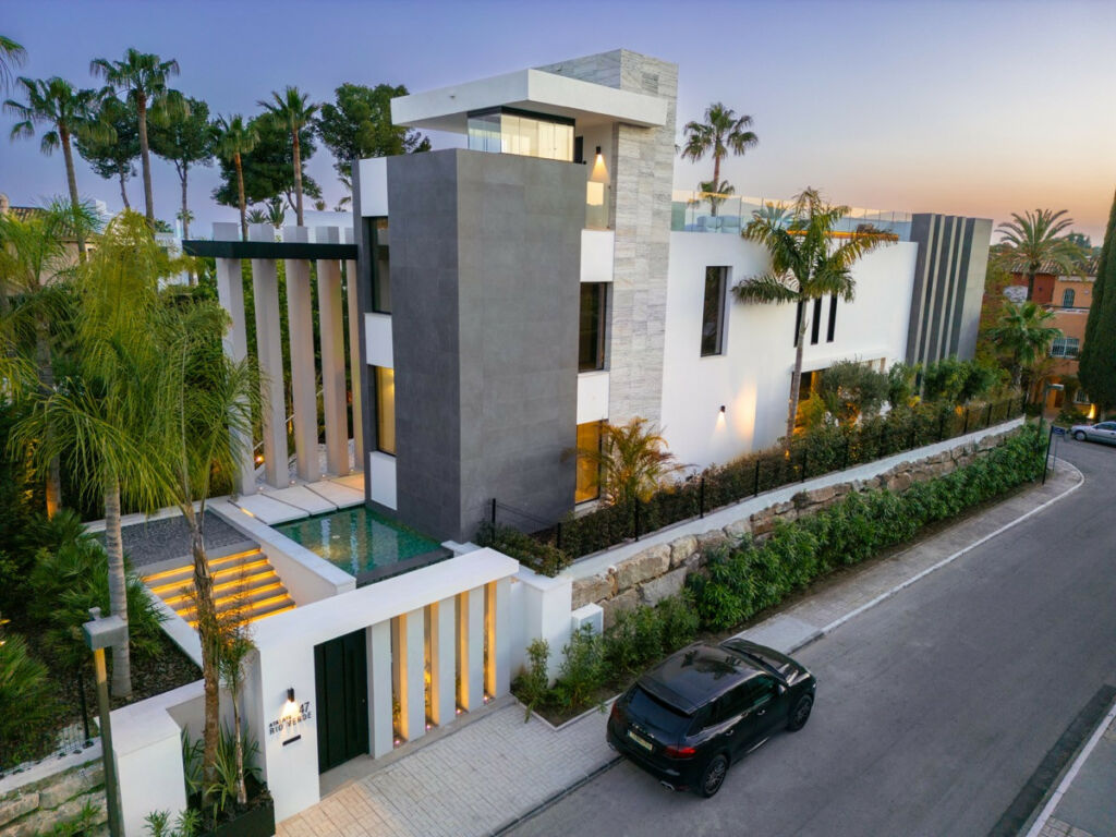 Detached Villa Nueva Andalucía Málaga - image 32