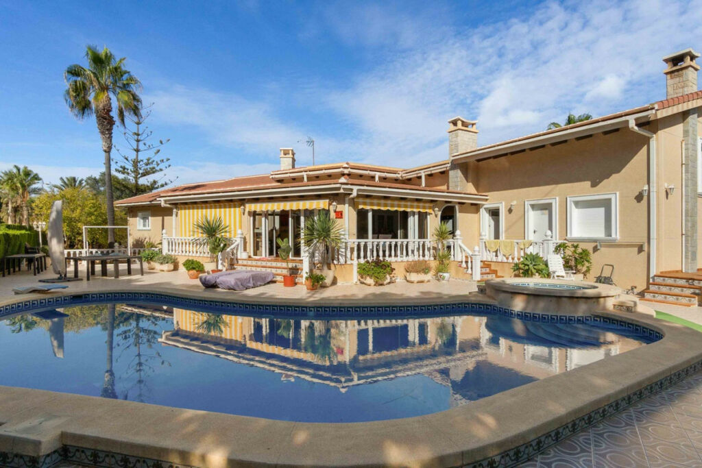Detached Villa Cabo Roig Alicante - image 35