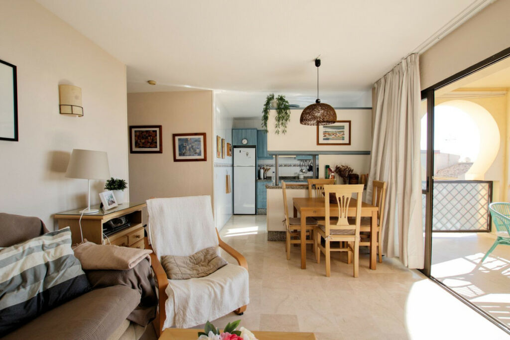 Middle Floor Apartment Torrenueva Málaga - image 4