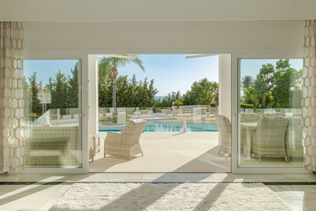 Detached Villa El Paraiso Málaga - image 4