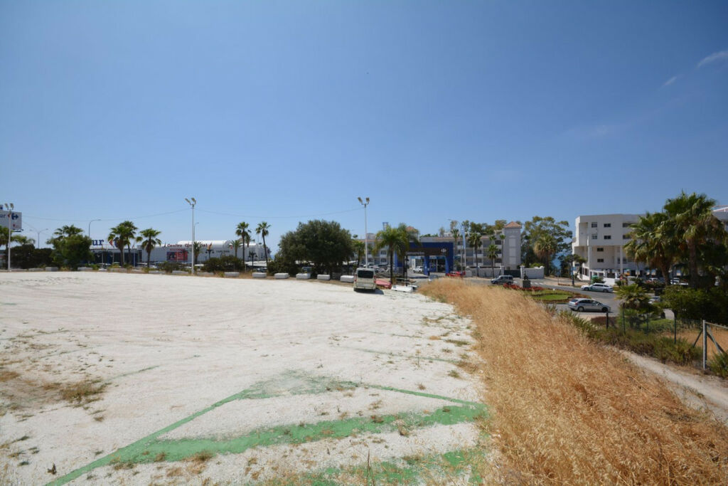 Land with Ruin Estepona Málaga - image 4