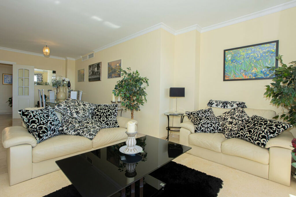 Middle Floor Apartment Elviria Málaga - image 4