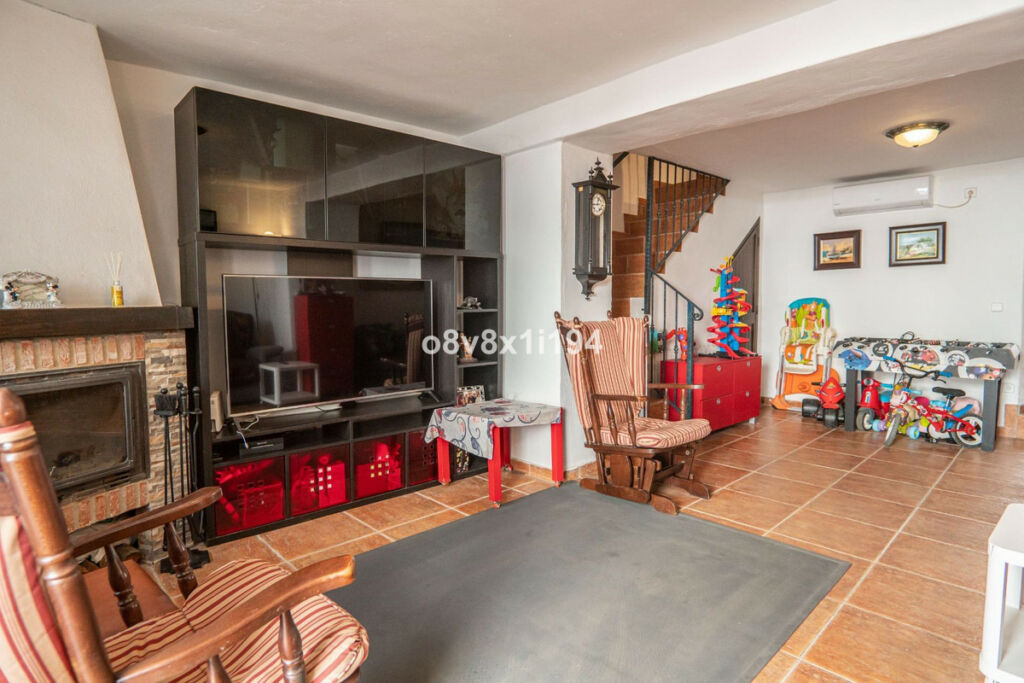 Detached Villa Pizarra Málaga - image 4