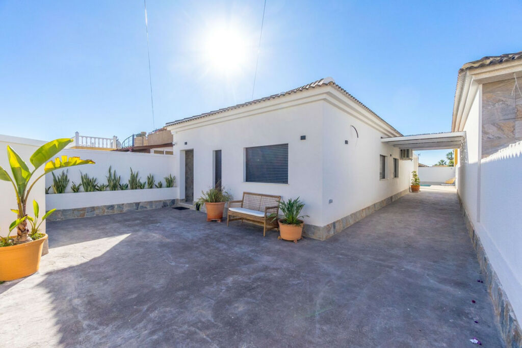 Detached Villa Torrevieja Alicante - image 4