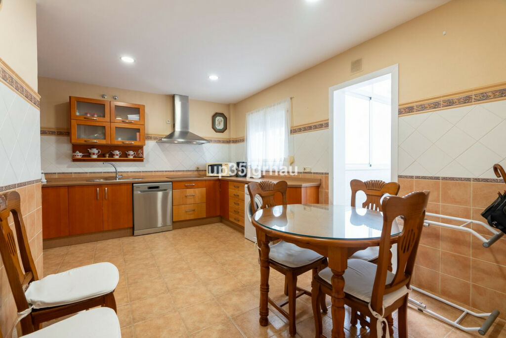 Middle Floor Apartment Estepona Málaga - image 4
