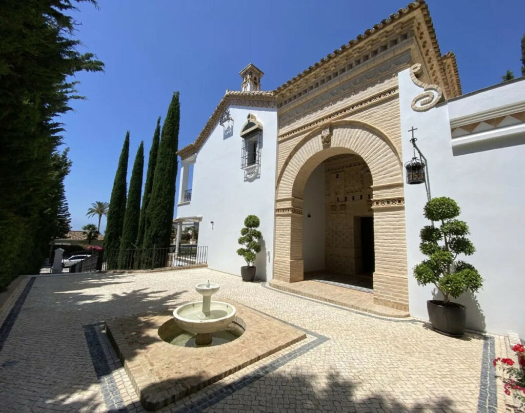 Detached Villa Sierra Blanca Málaga - image 4