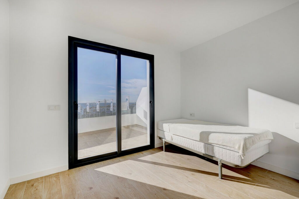 Middle Floor Apartment Estepona Málaga - image 4