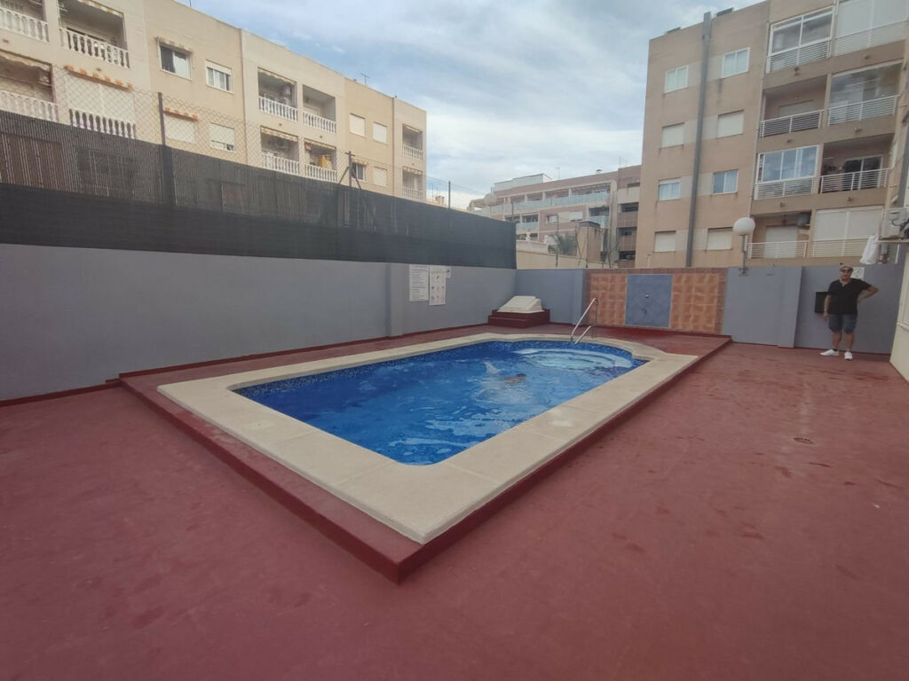 Middle Floor Apartment Torrevieja Alicante - image 4