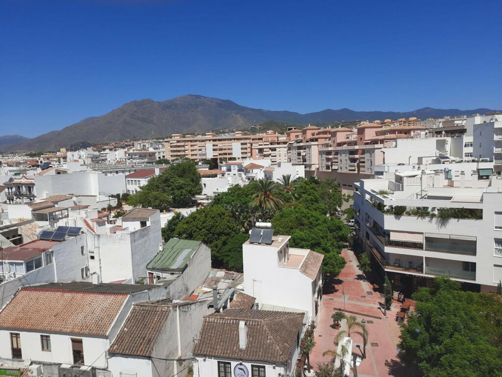 Middle Floor Apartment Estepona Málaga - image 4