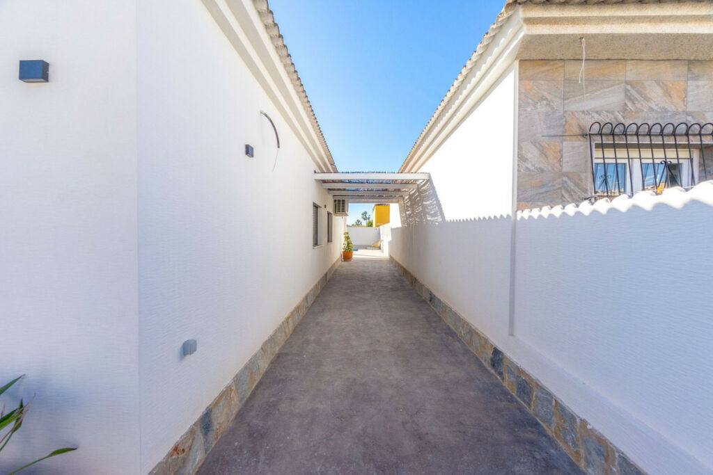 Detached Villa Torrevieja Alicante - image 5