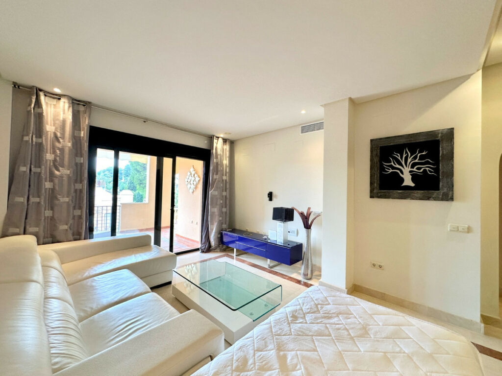 Middle Floor Apartment Puerto Banús Málaga - image 4