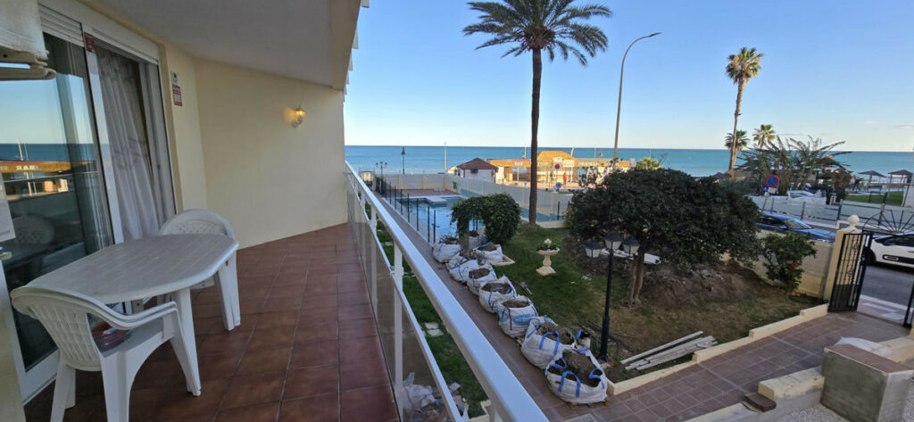 Middle Floor Apartment La Carihuela Málaga - image 6