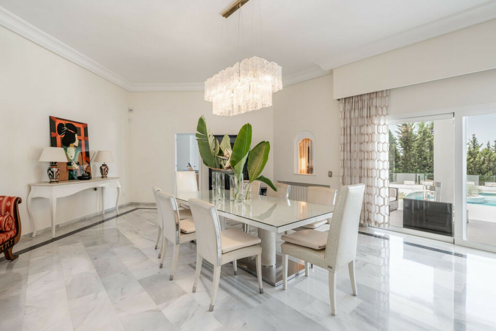 Detached Villa El Paraiso Málaga - image 6