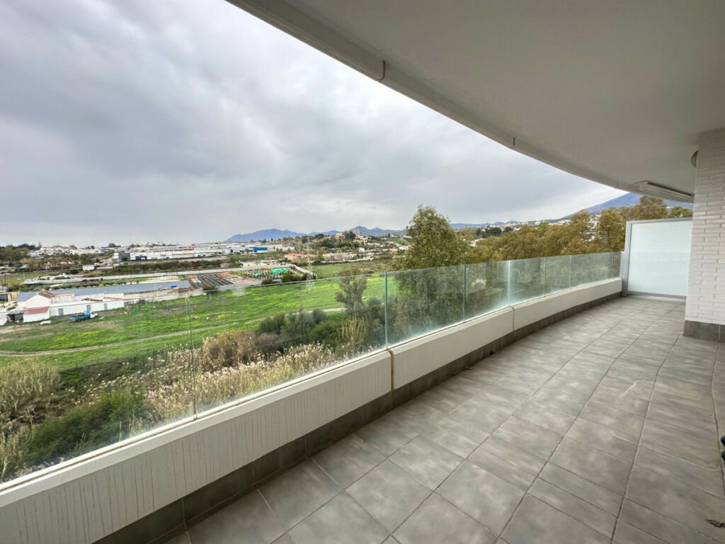 Middle Floor Apartment Nueva Andalucía Málaga - image 6