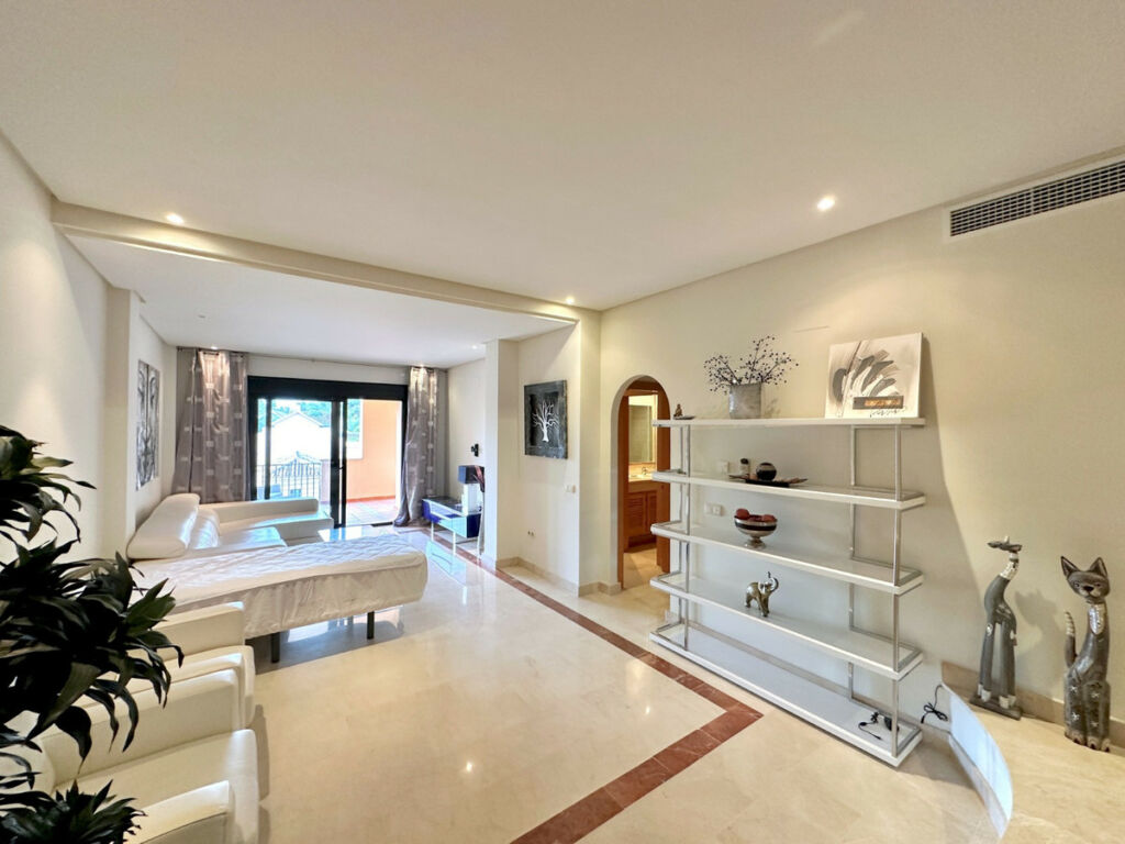 Middle Floor Apartment Puerto Banús Málaga - image 6