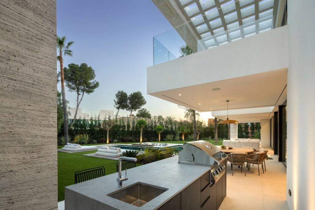 Detached Villa Nueva Andalucía Málaga - image 6