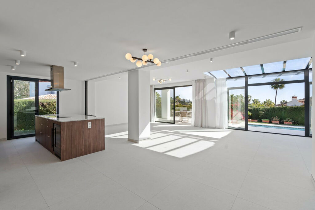 Detached Villa Elviria Málaga - image 6