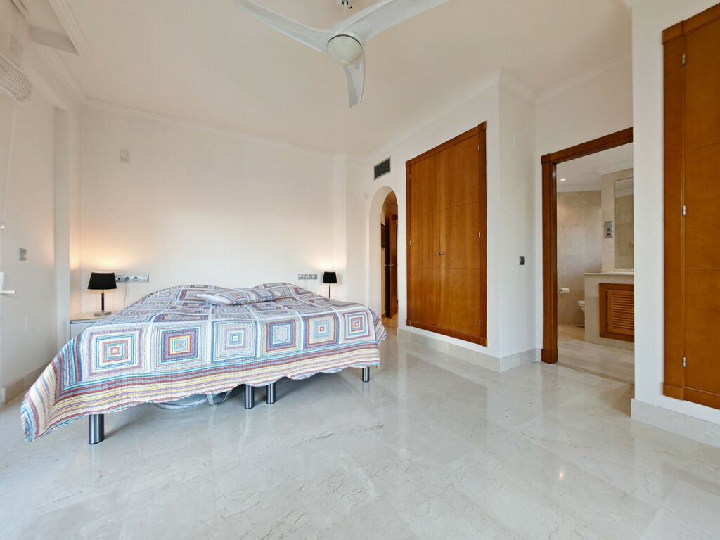 Middle Floor Apartment Nueva Andalucía Málaga - image 9