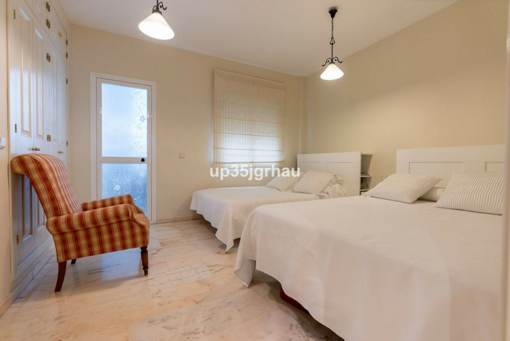 Middle Floor Apartment Estepona Málaga - image 8